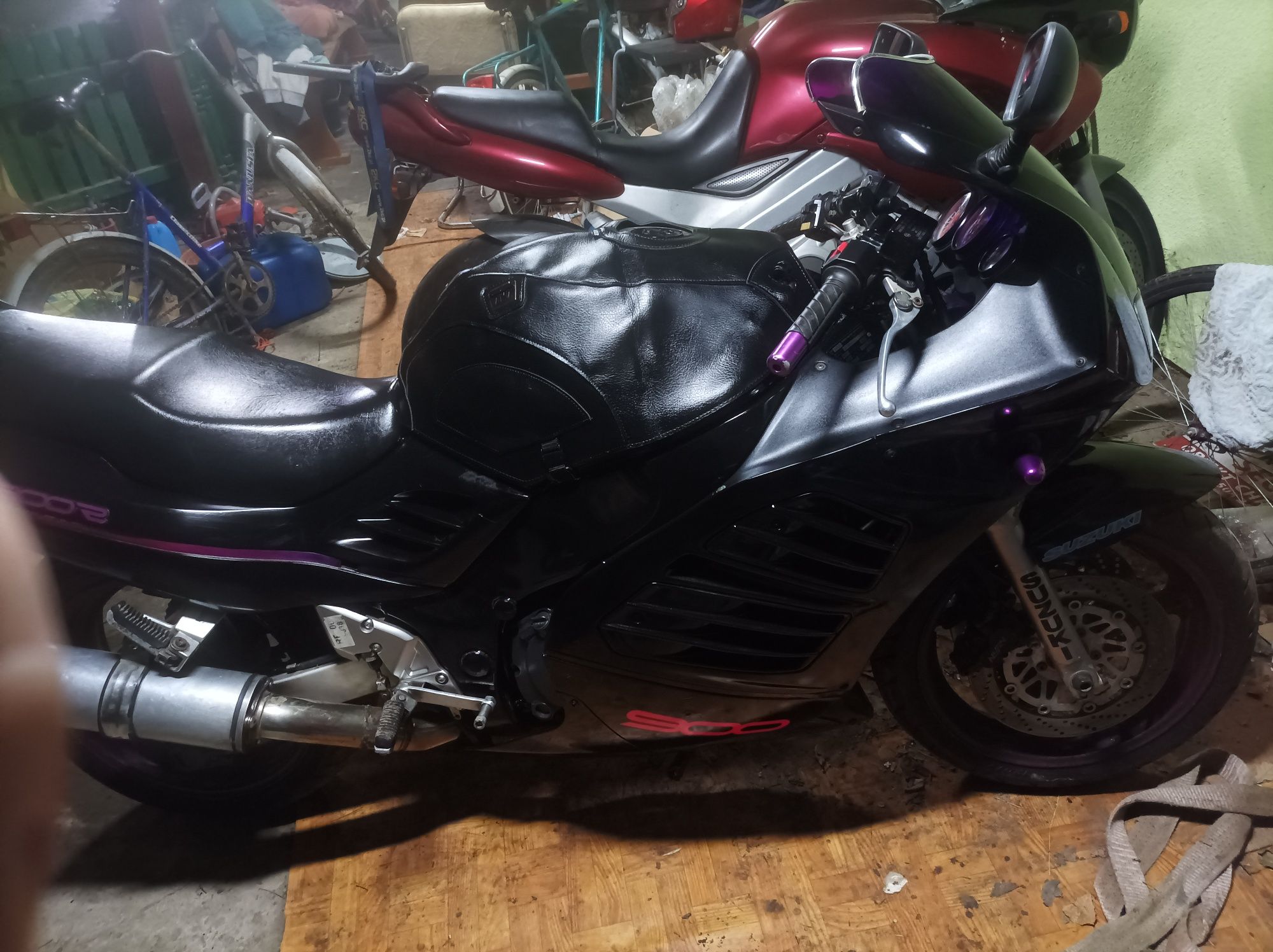 Motocykl suzuki RF900 R 137 km