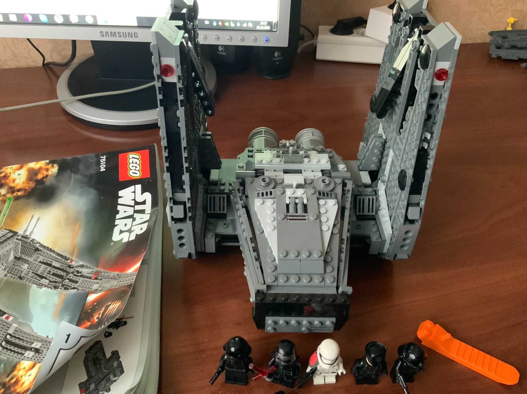 LEGO Star Wars Командный шаттл Кайло Рена 75104 Kylo Ren's shuttle