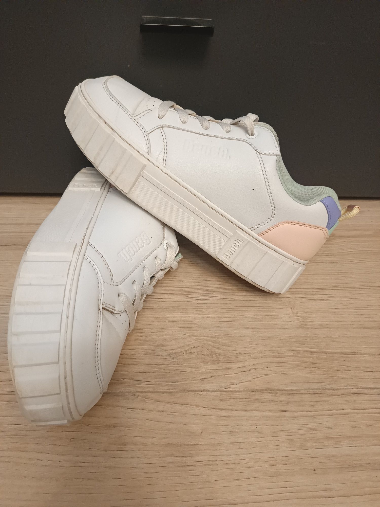 Buty sneakersy na platformie Bench