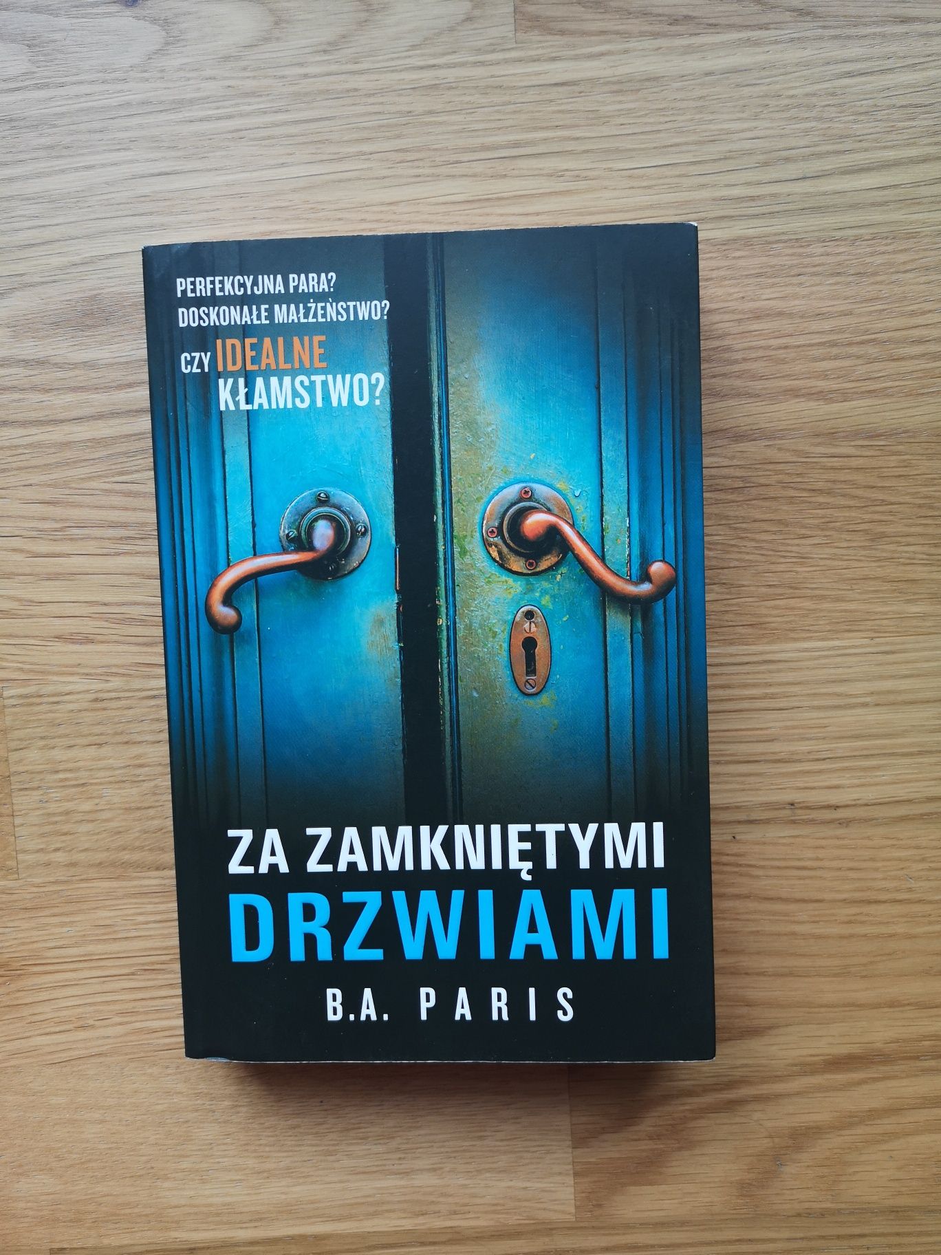 Za zamkniętymi drzwiami, B. A. Paris