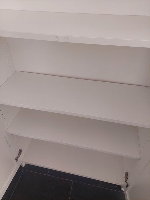 Estante BILLY IKEA com duas portas inferiores