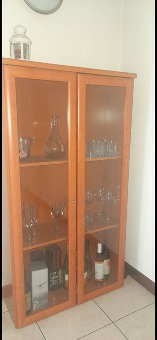 Mesa cadeiras e vitrine