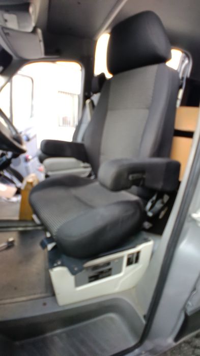 Banco caravana sportcrafter,já está limpo,com base rotativa