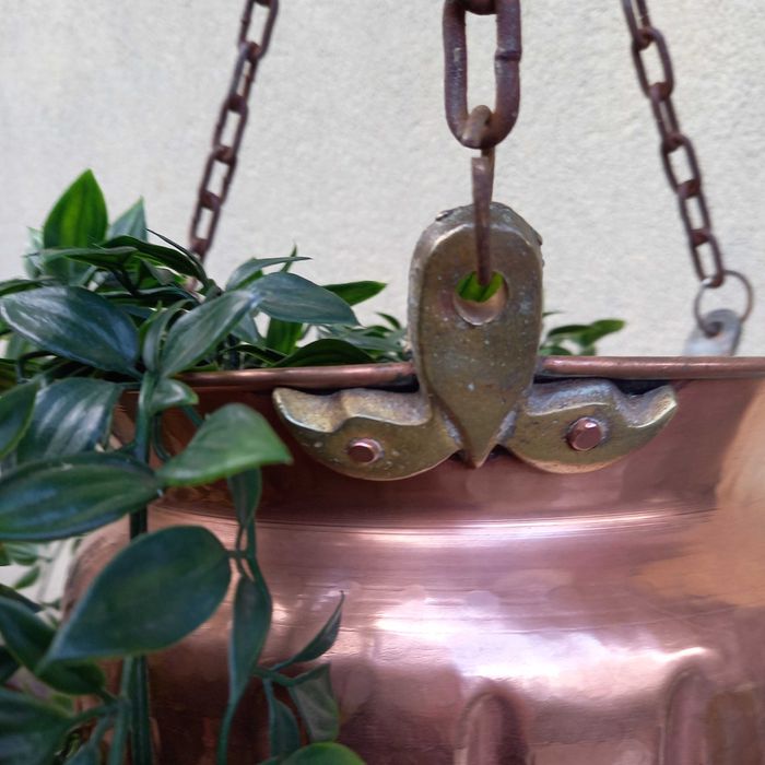 Duża miedziana osłonka doniczka do zawieszenia