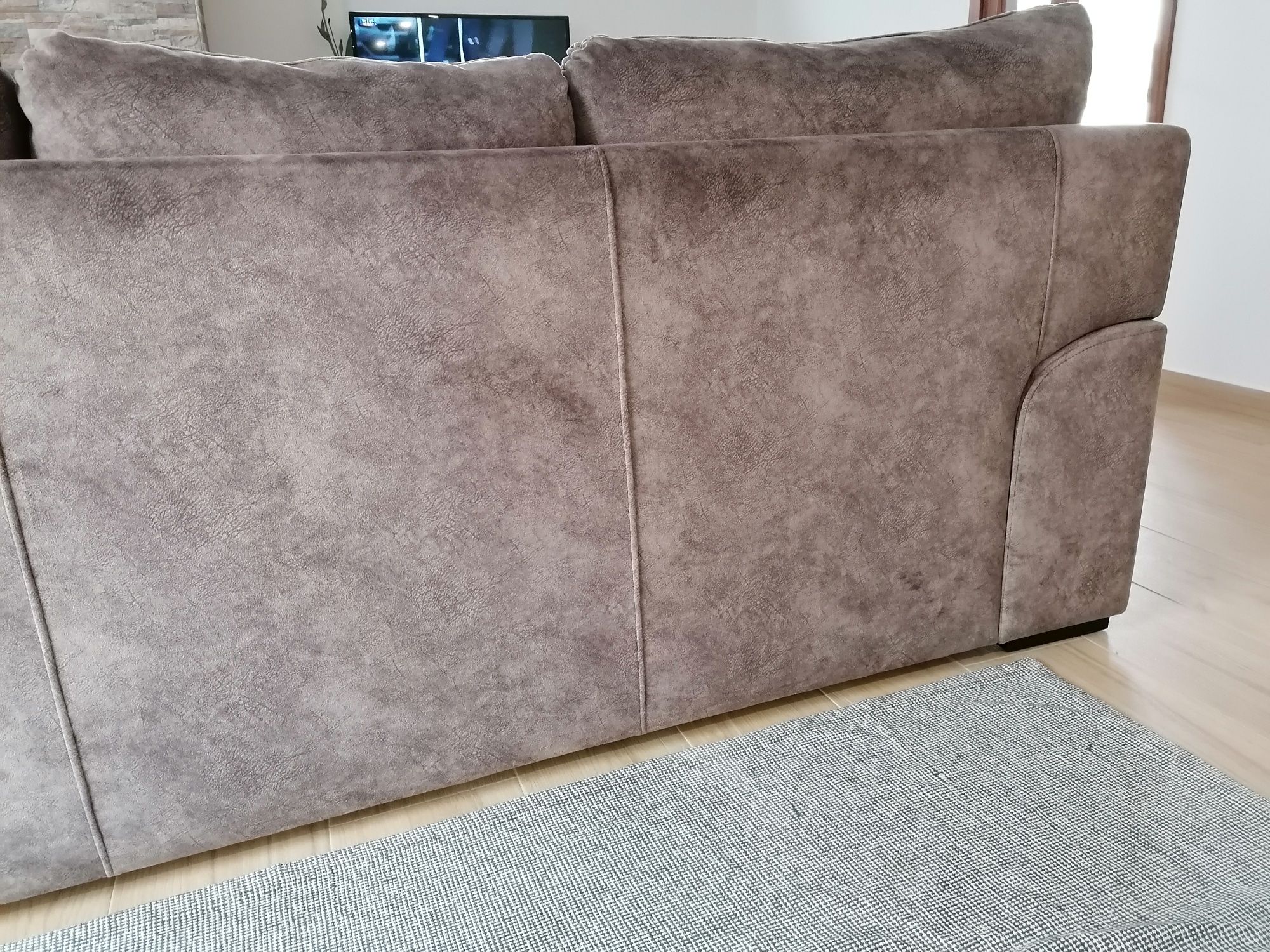 Sofá 2 lugares com chaise long.