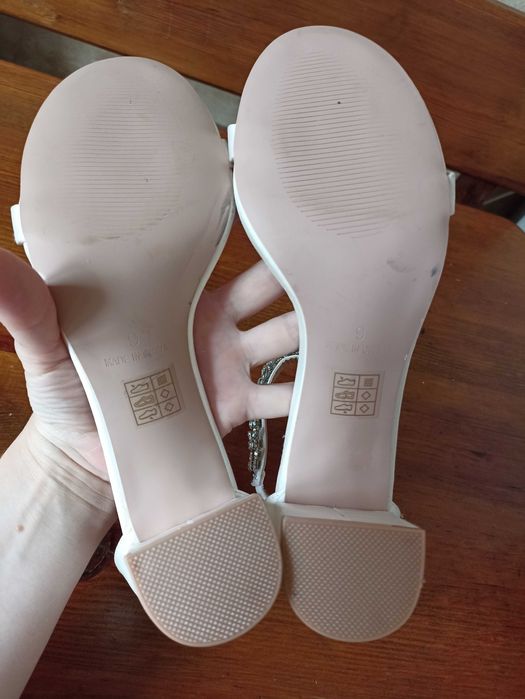 Білі весільні сатинові босоніжки з камінням на підборах 42 розмір 27см