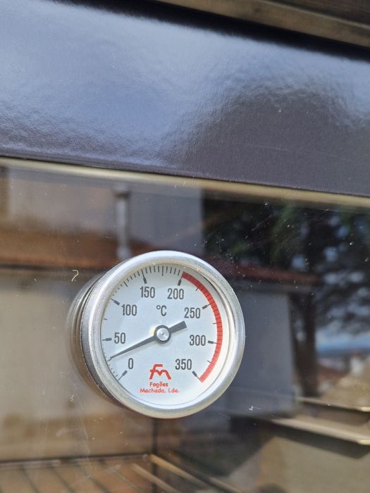 Fogão de lenha em inox com forno.