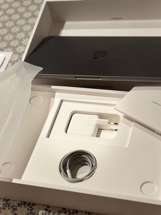 Macbook Air 13, zadbany, zakupiony w maju 2024r.