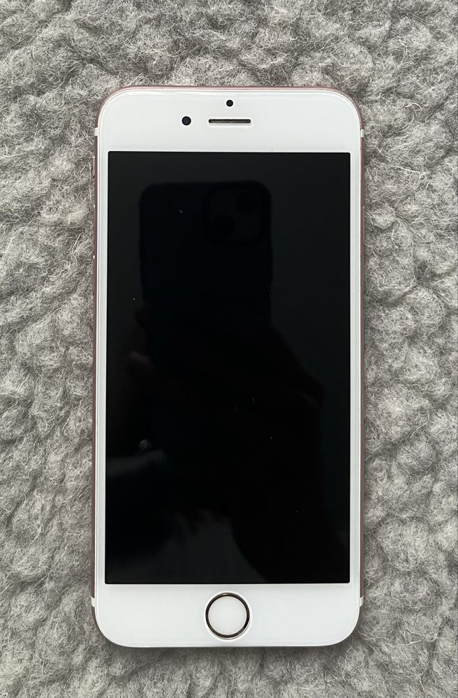 iPhone 6S Model A1688 w kolorze różowym oraz etui