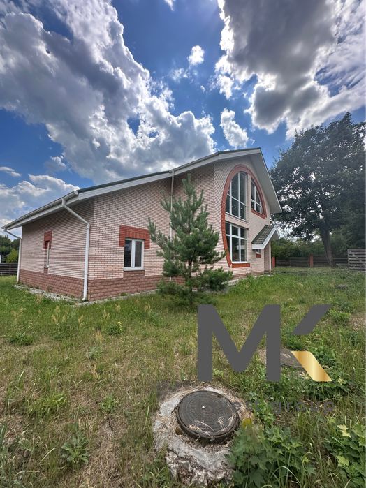 Продаж двоповерхового будинку з великою ділянкою. Стоянка-2