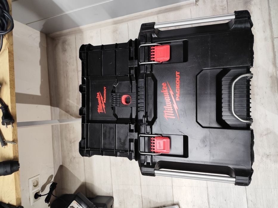Milwaukee PACKOUT ящик на колесах для інструментів Мілвоке