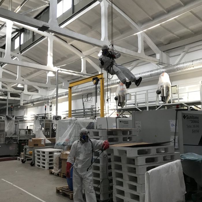 Висотні роботи, промальп, послуги верхолаза, арбариста. Монтаж банера