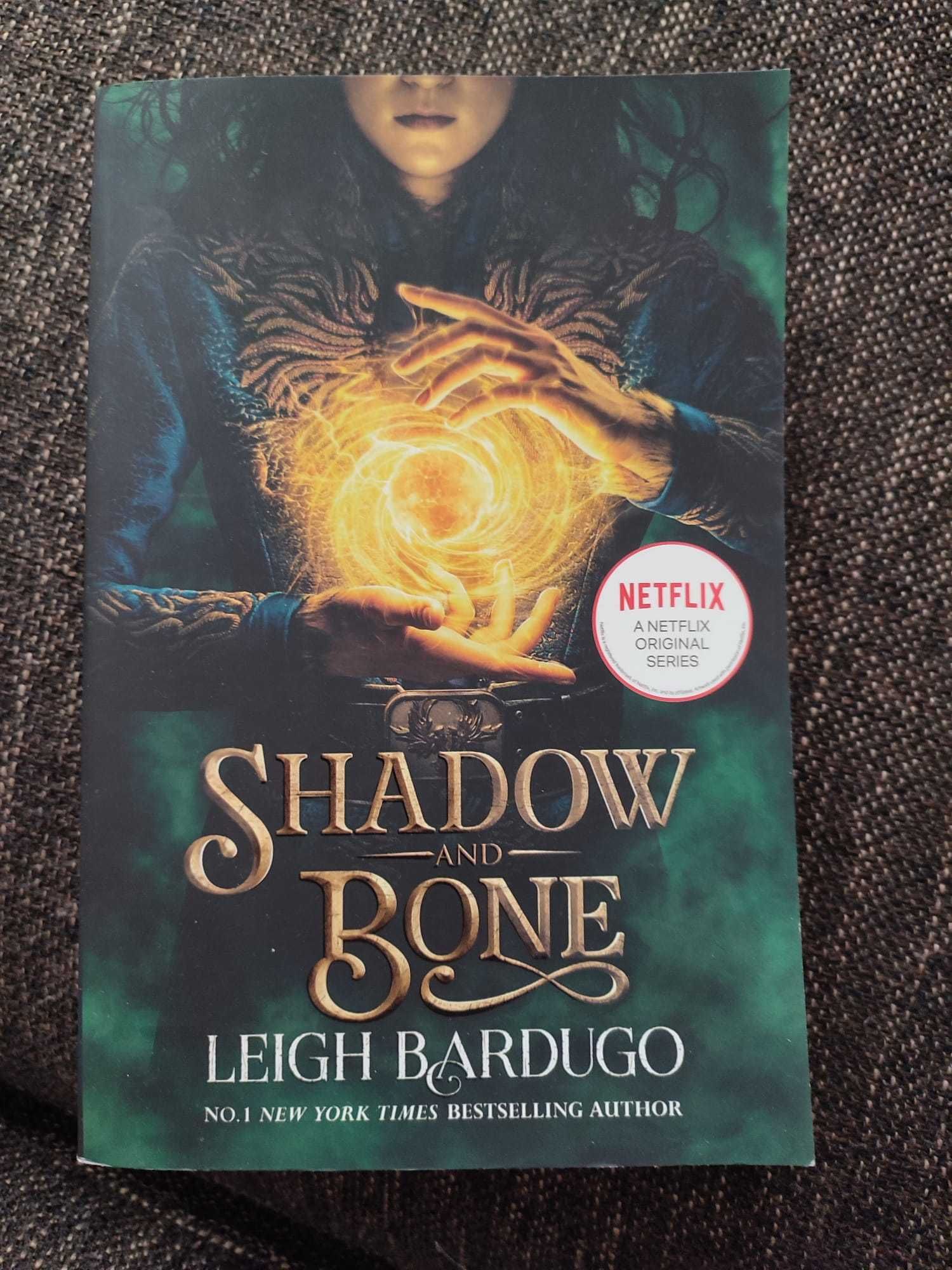 Shadow and Bone (inglês) - NOVO - Portes correio editorial incluidos