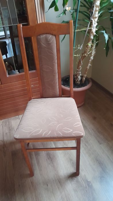 Sprzedam meble do pokoju witryna ,komoda, stół rozkładany i 4 krzesła