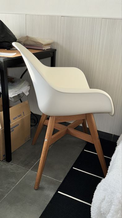 Cadeira Branca IKEA c/ Pés de madeira