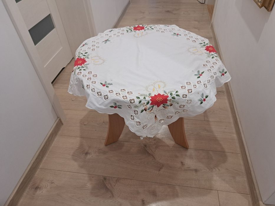 Haftowany bawełniany świąteczny obrus .