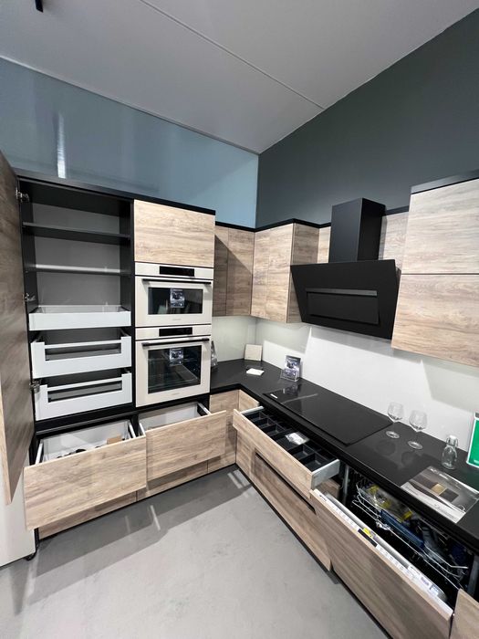 Meble kuchenne z ekspozycji sprzedam-płyta laminowana,okucia Blum