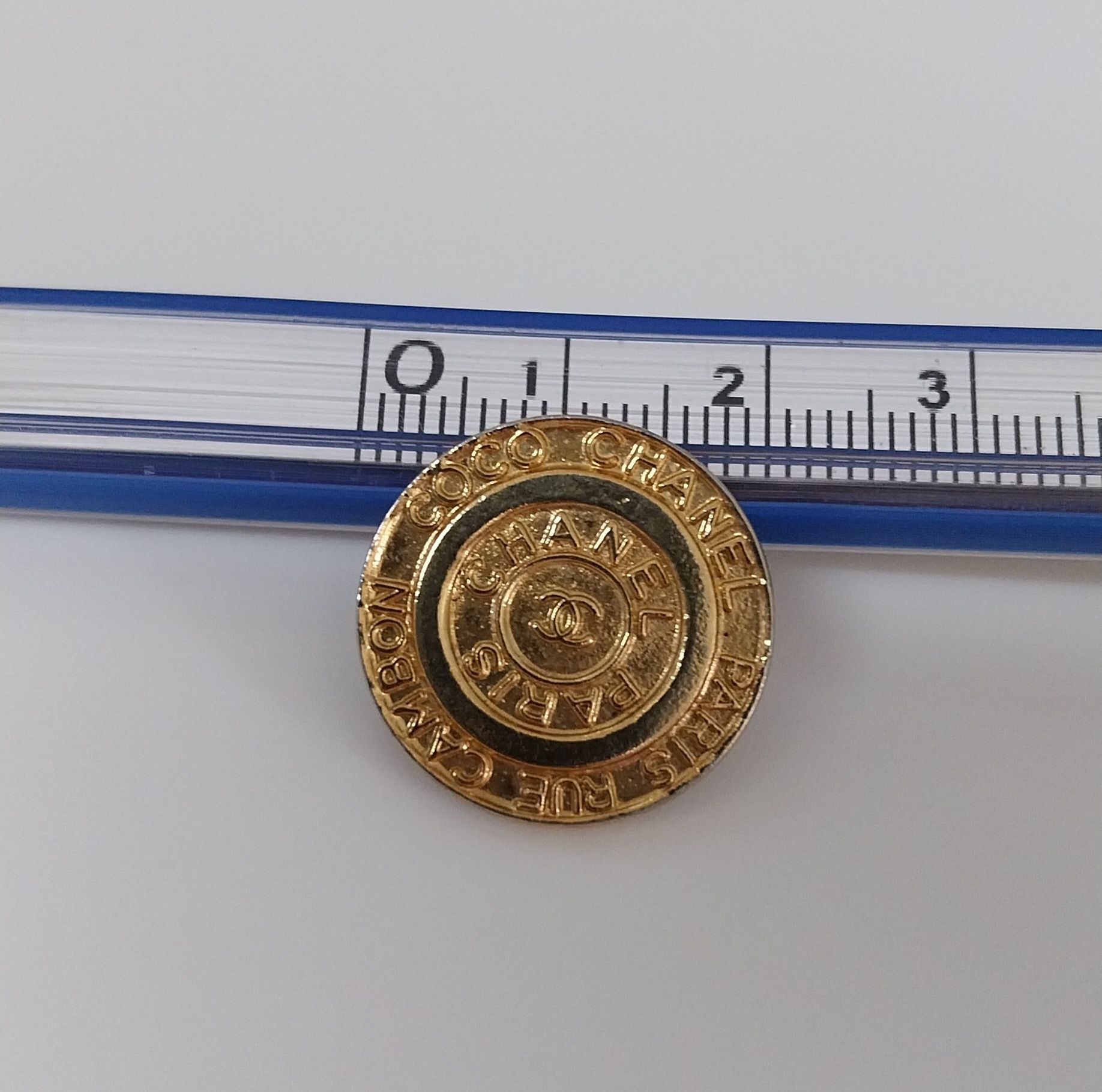 Dois botões dourados vintage Chanel