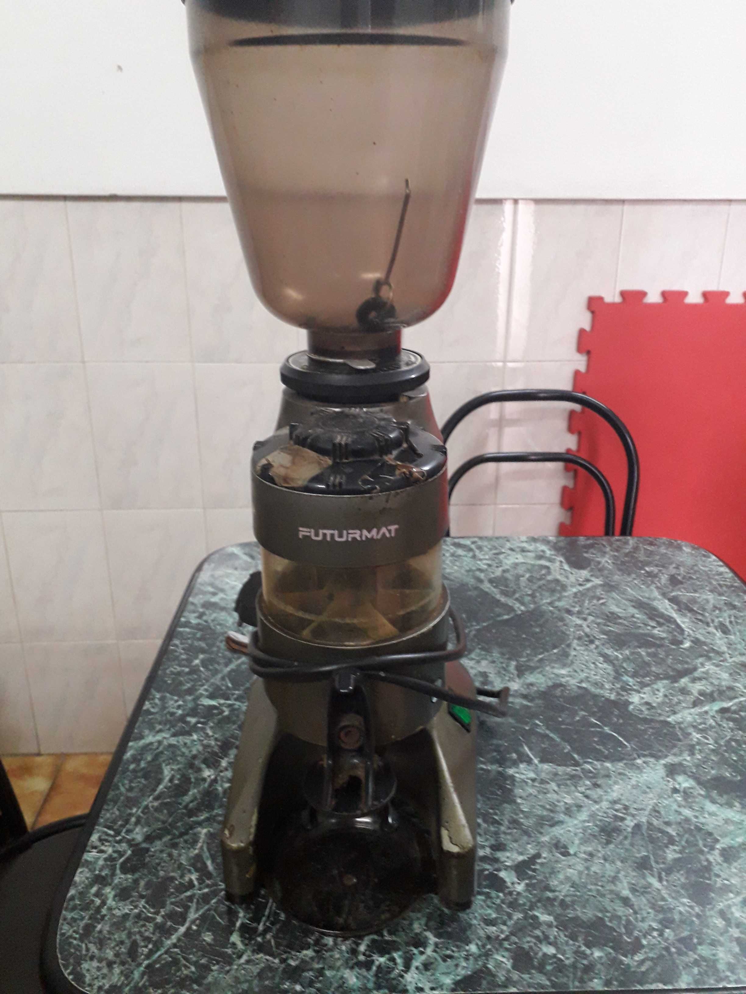 Máquina e moinho de café