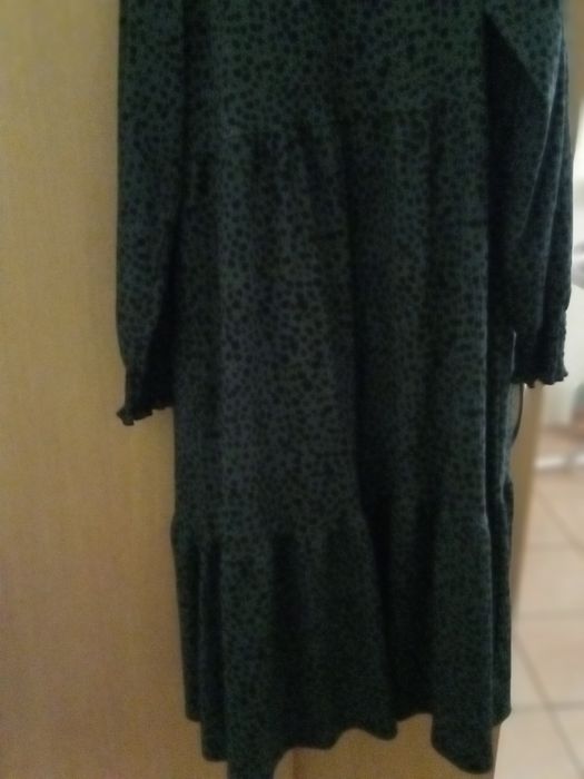 Dois vestidos,um mais curto,outro comprido.