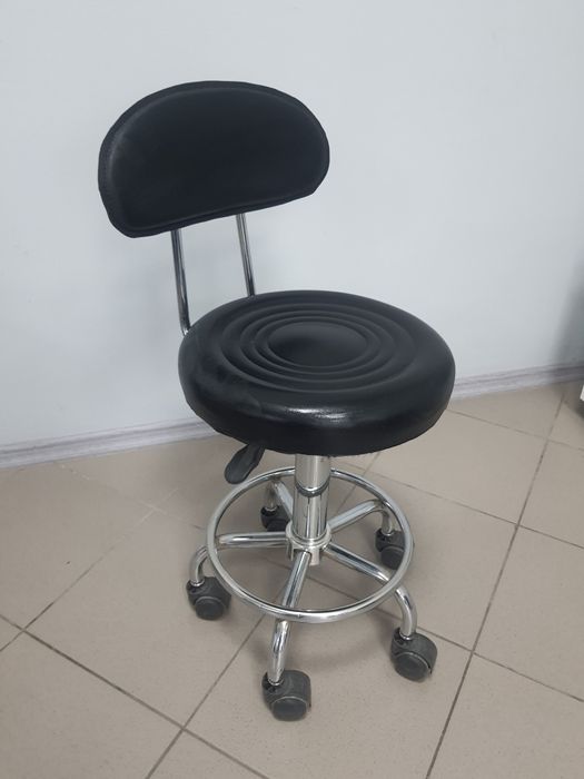 Крісло - табурет на колесах зі спинкою