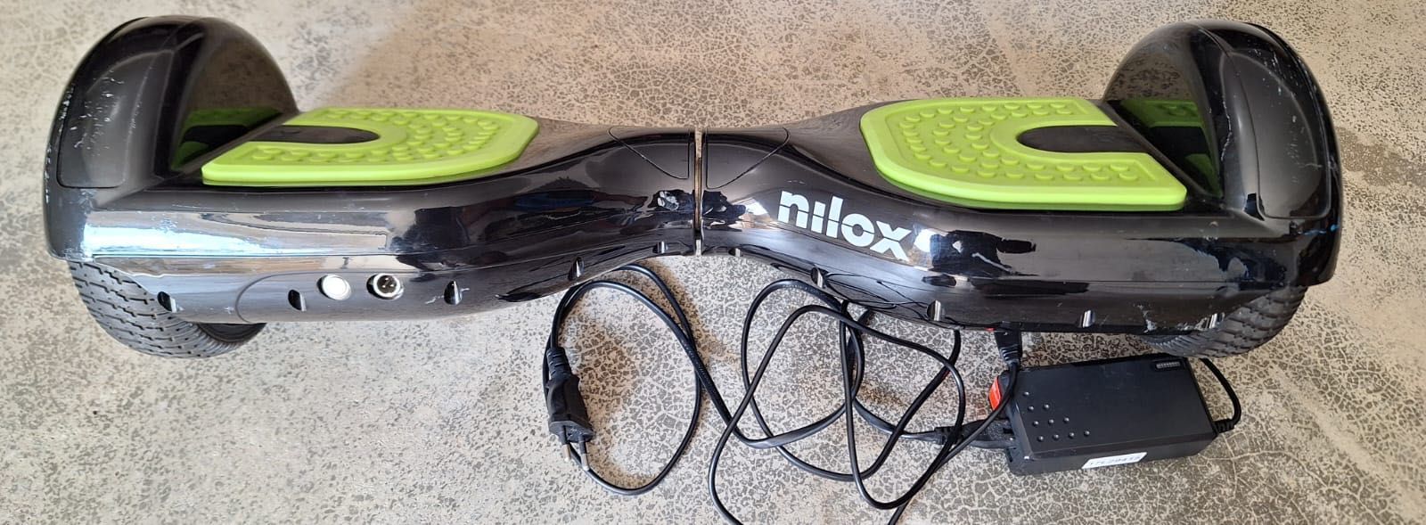 Overboard de marca Nilox, preto e verde com carregador