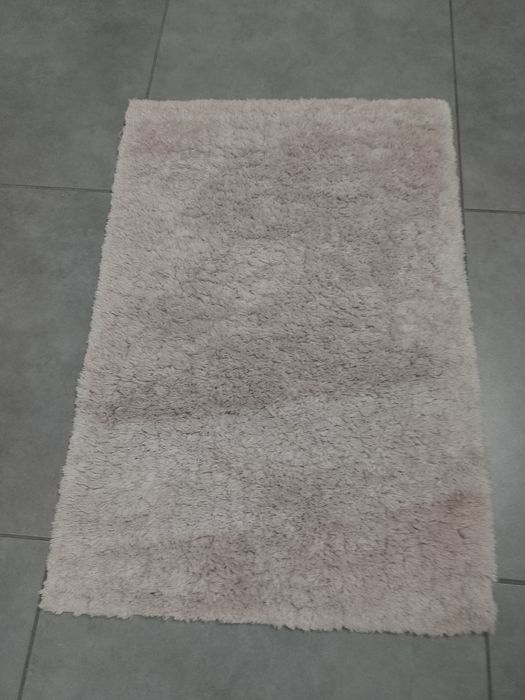 Sprzedam mały  podgumowany dywanik 90x60 cm