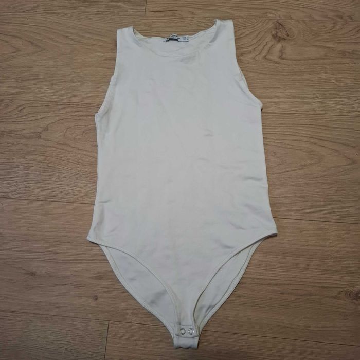 Białe body na grubych ramiączkach Stradivarius