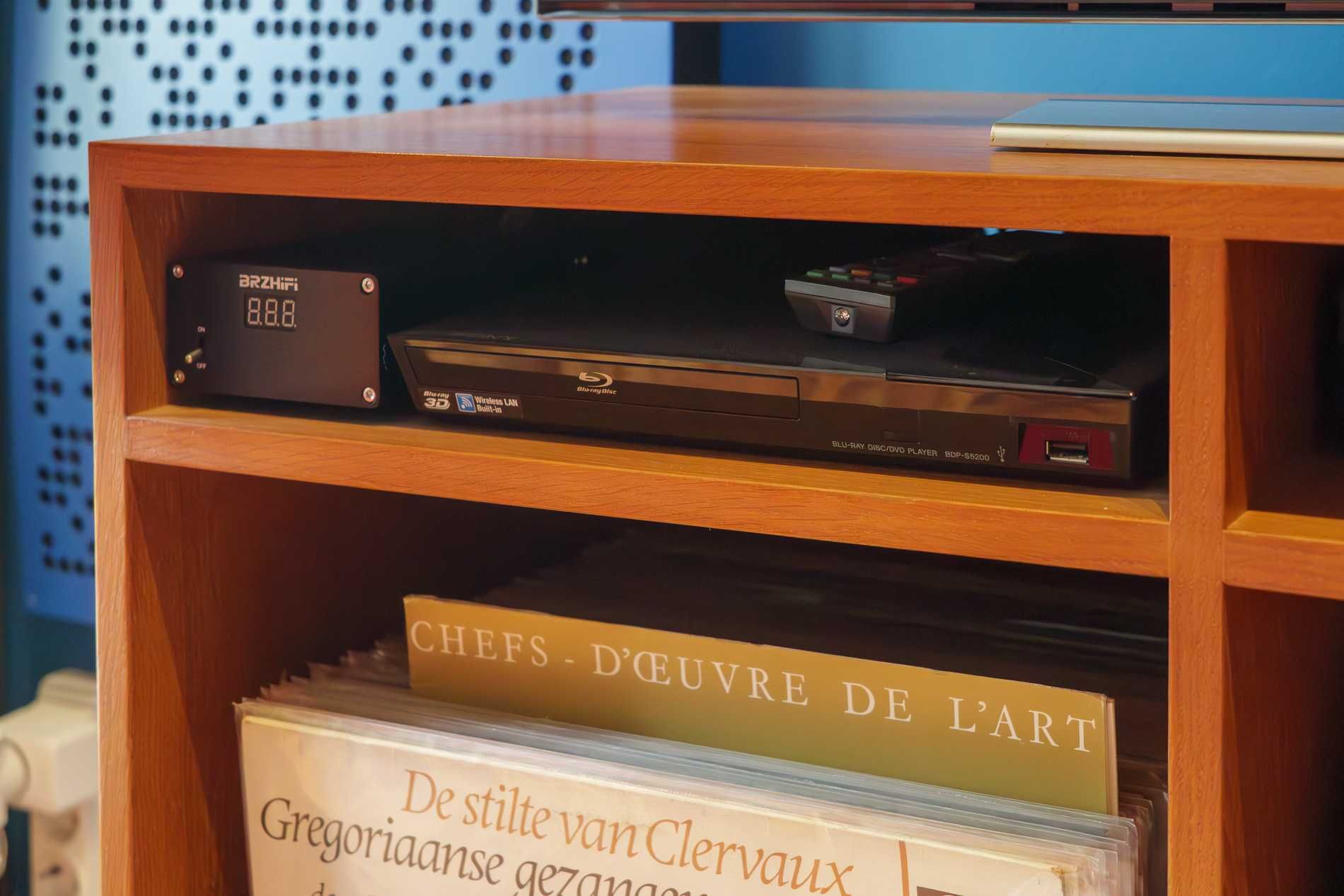 Móvel para TV e discos de vinil