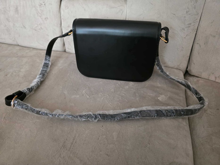 Torebka damska Celine w kolorze czarnym z złotym logo