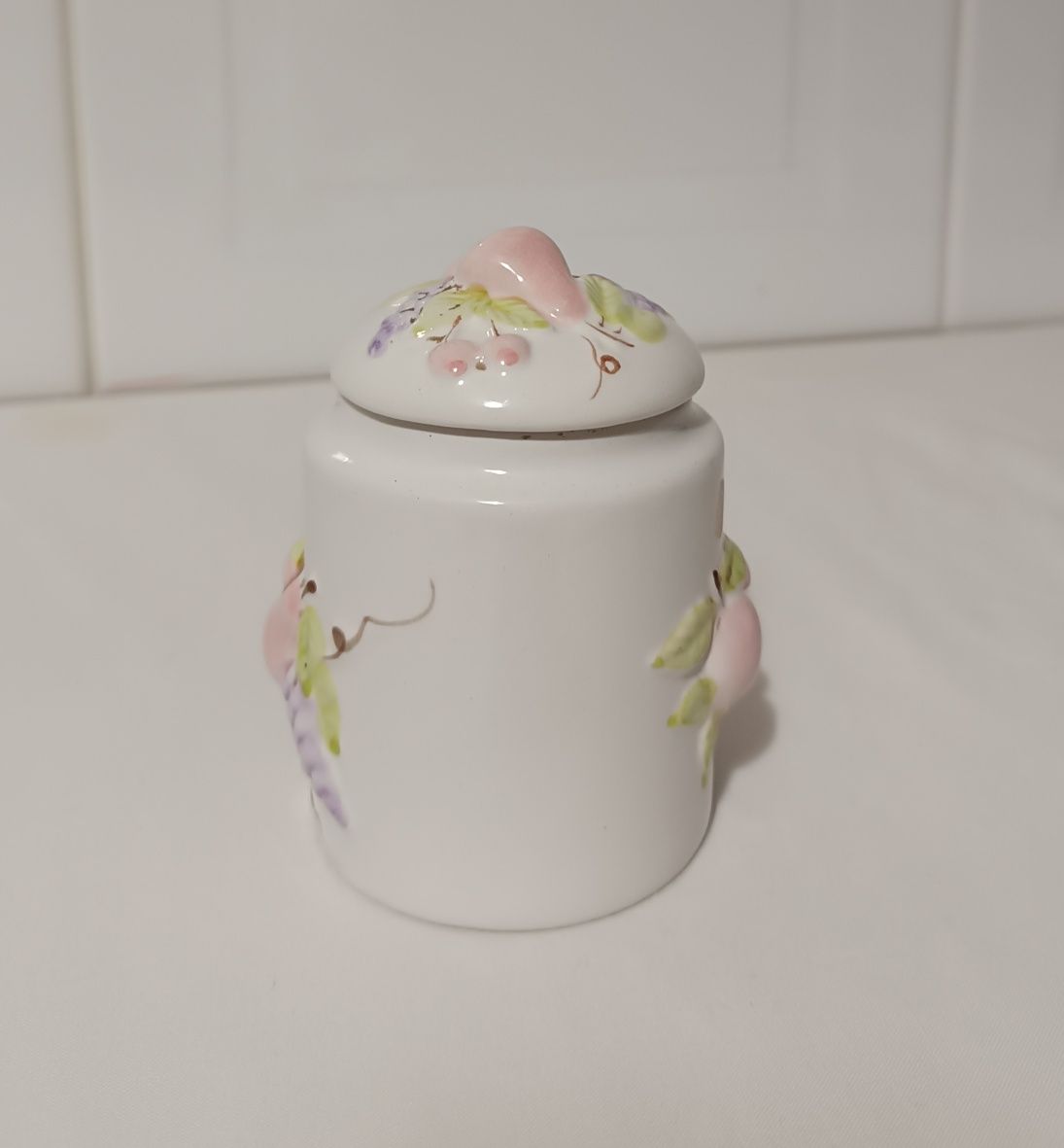 Peça Porcelana. Uvas e frutas. 11 cm. Como Novas