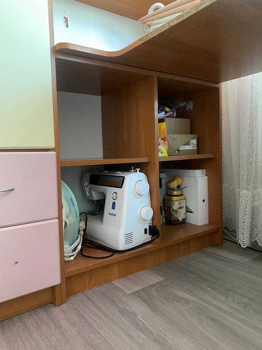 Меблі у дитячу кімнату.  Комп'ютерний стіл.  Куточок школяра.