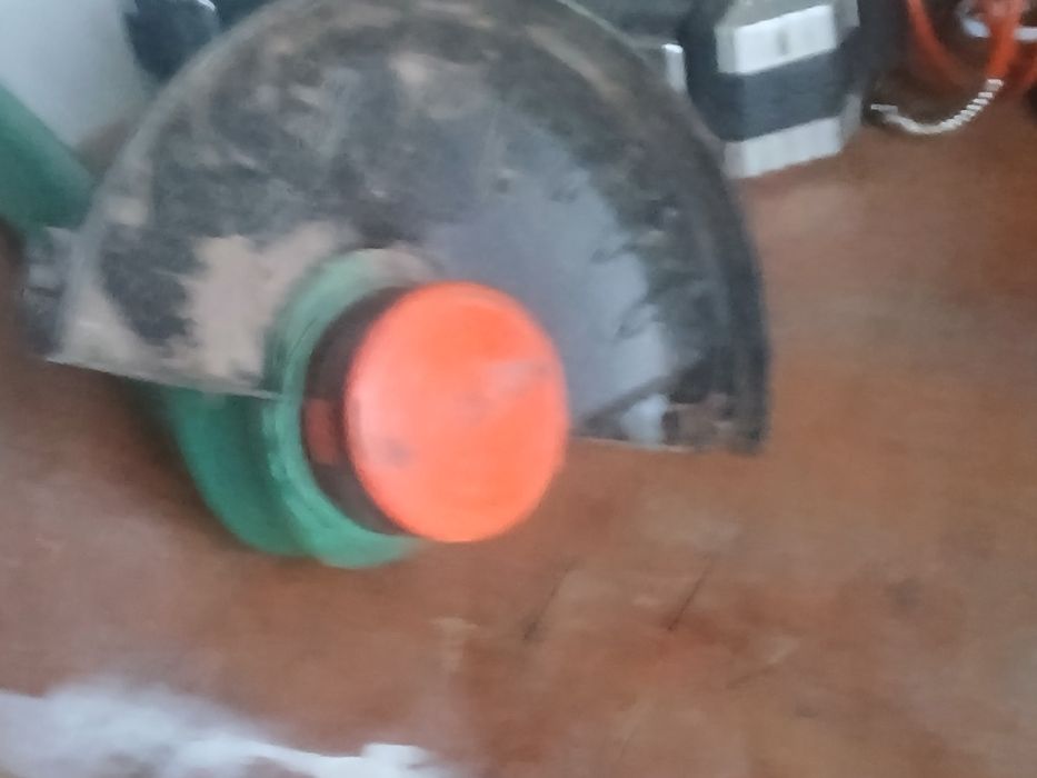 Máquina de aparar relva