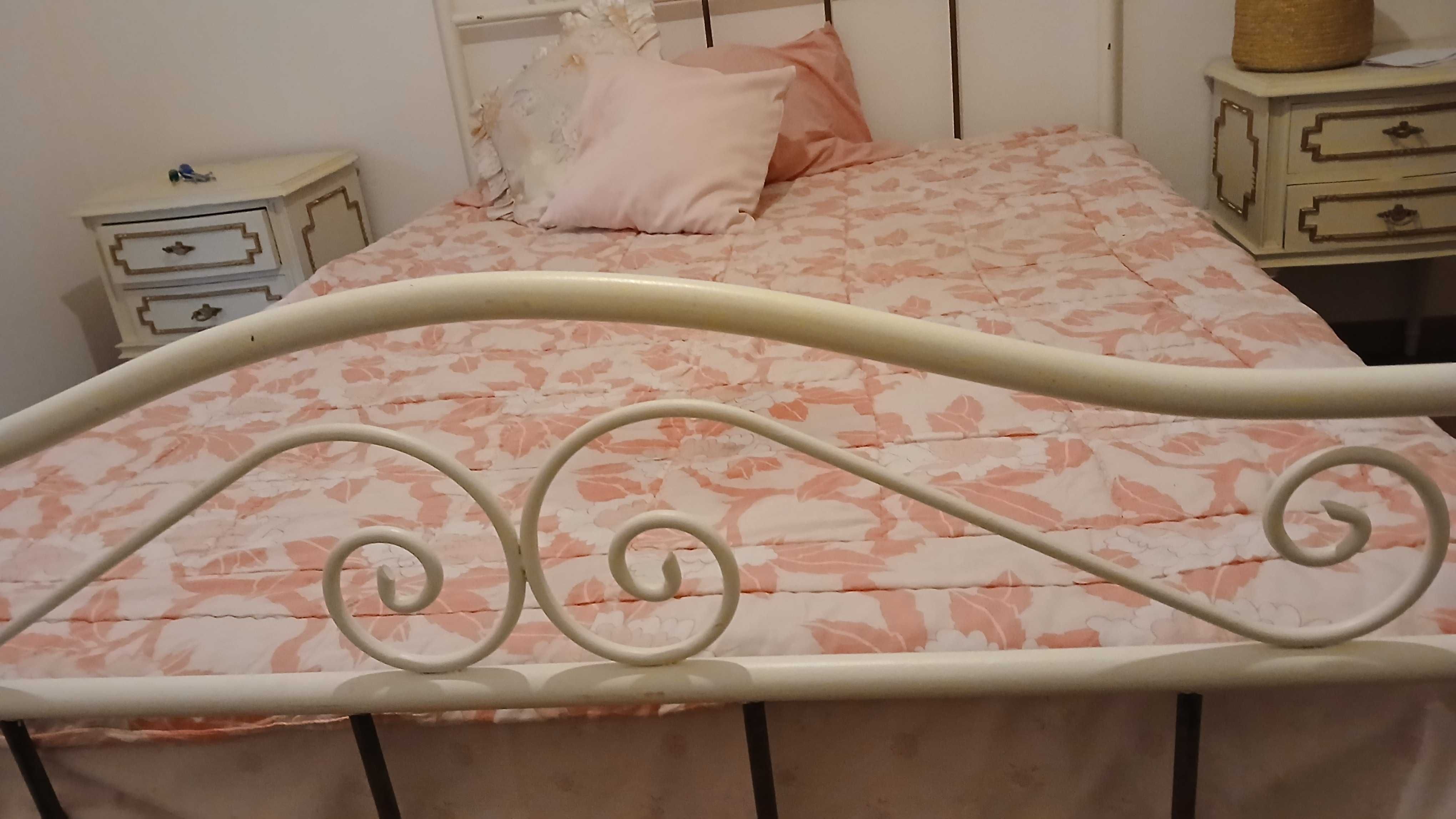 Cama de ferro muito mimosa com colchão