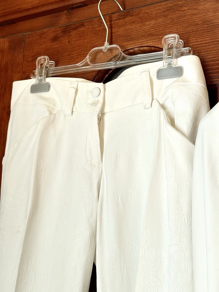 Білий жіночий класичний костюм 42 розмір (піджак і брюки
