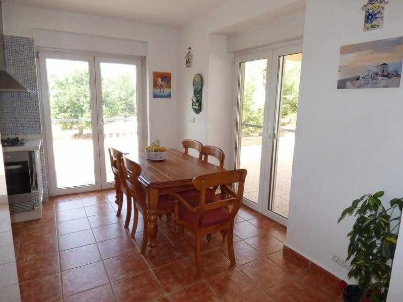 Mesa de jantar de madeira maciça e seis cadeiras