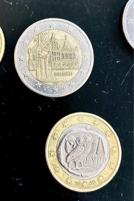 Moedas de 2 euros e 1 euro