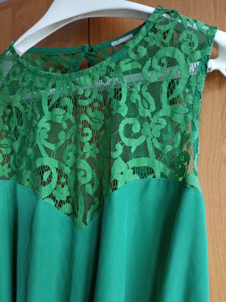 Zielona sukienka z odkrytymi plecami
