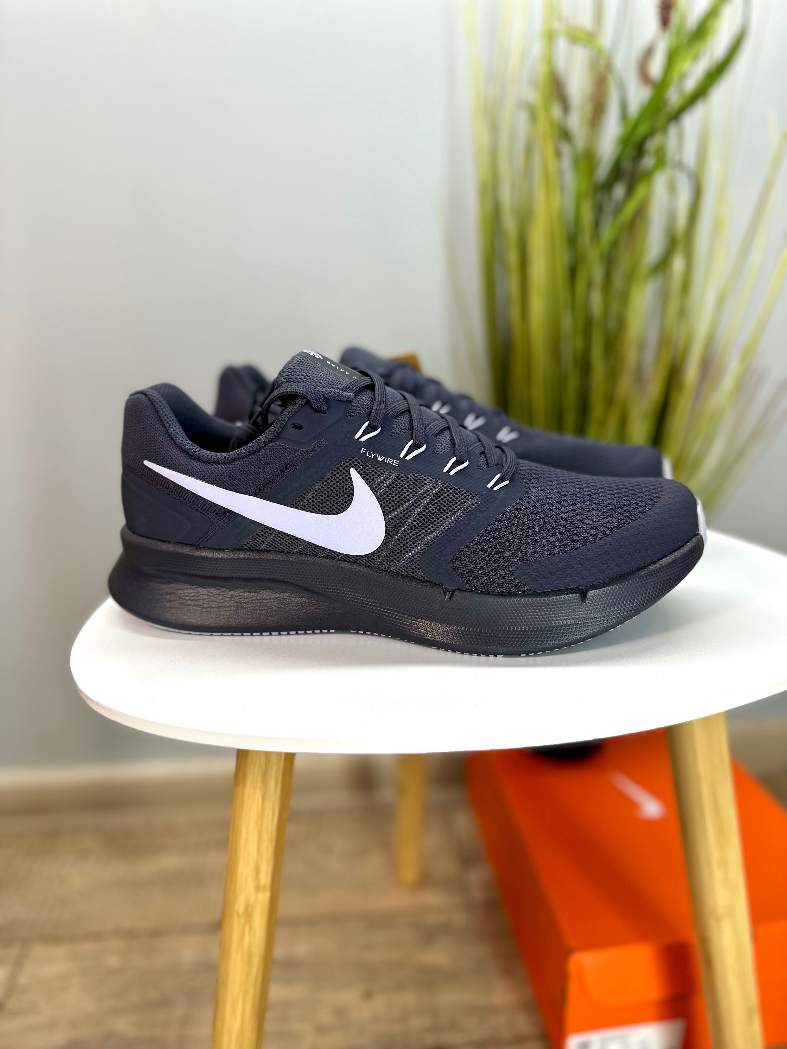 Нові ! Оригінальні кросівки Nike Run Swift 3