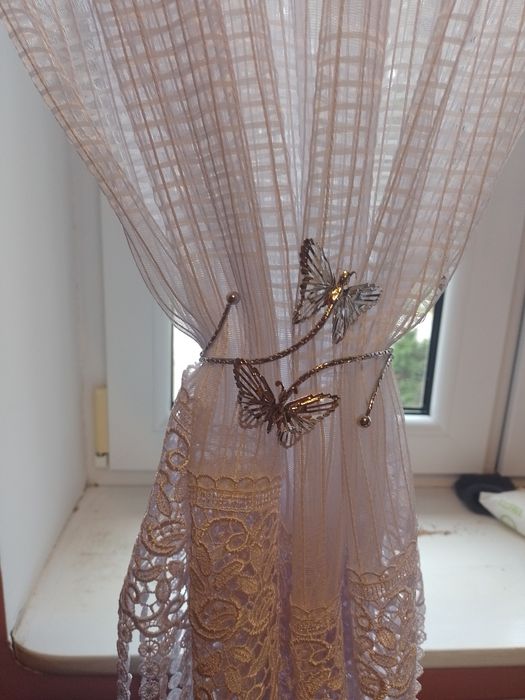 Metalowe zapięcie do zasłon i firan