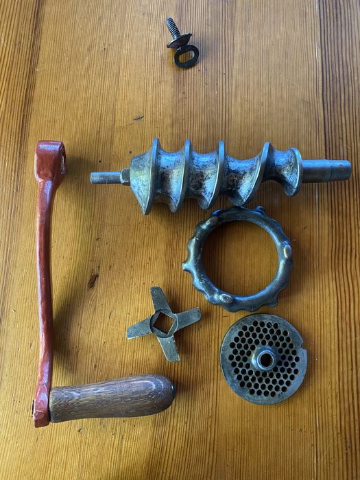 Чугунная ручная мясорубка BONA Германия старинная