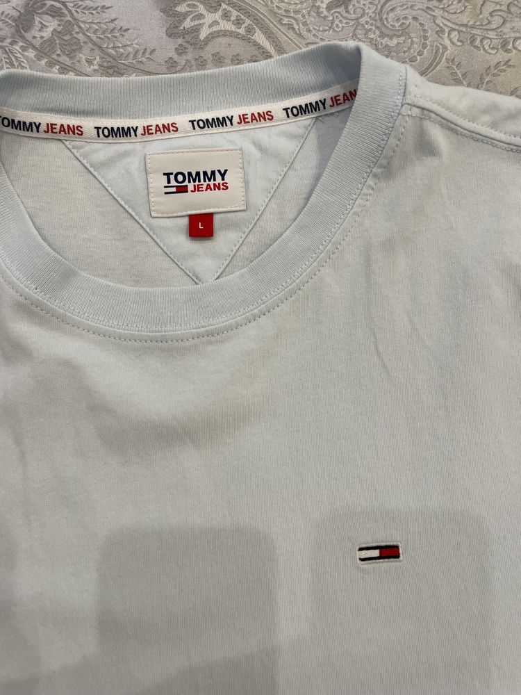 Tommy Jeans t-shirt z wyhaftowanym logo- jasnoniebieski