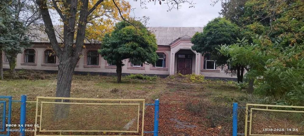 Одноповерхова будівля S= 976.5 м2 0.5 га, Драбів, вул. Володимирська 6