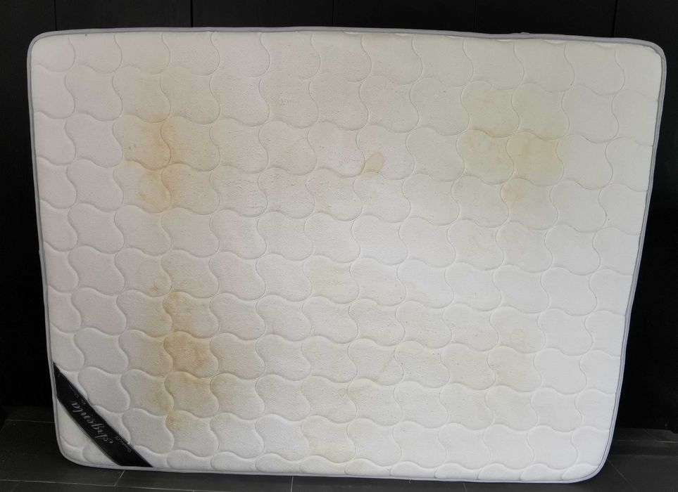Colchão usado, de boa qualidade (espuma viscoelástica)