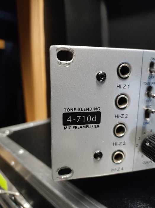 Universal Audio 4-710d Preamplificador 4 canais