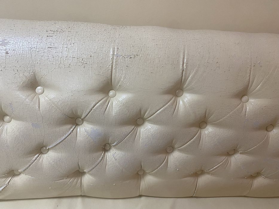 Продам диван молочного кольору