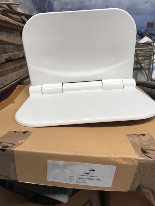 Assento rebatível para idosos ou pessoa com deficiência