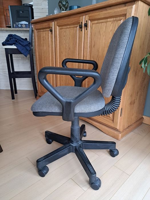 Fotel obrotowy na kółkach