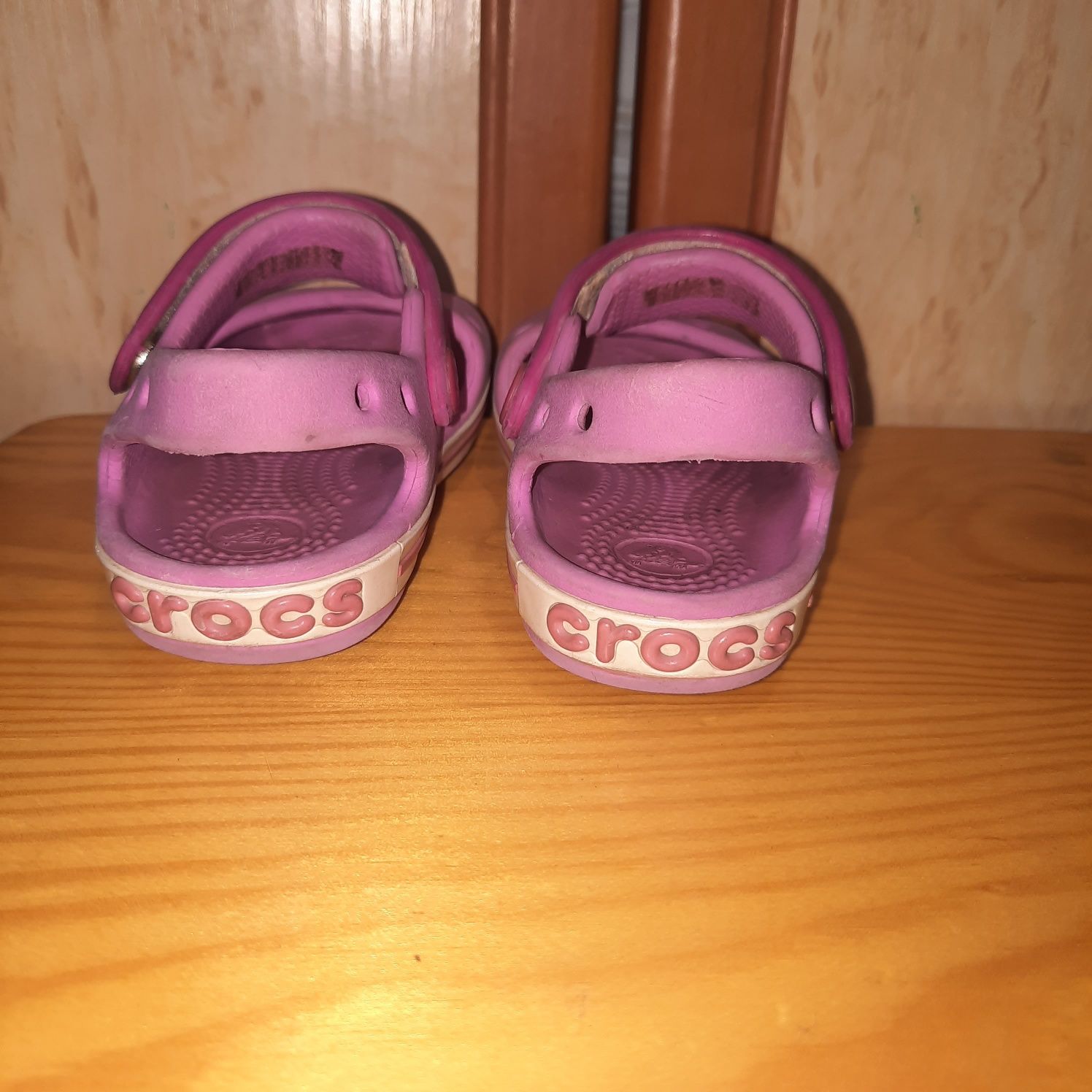 Босоніжки  crocs на дівчинку