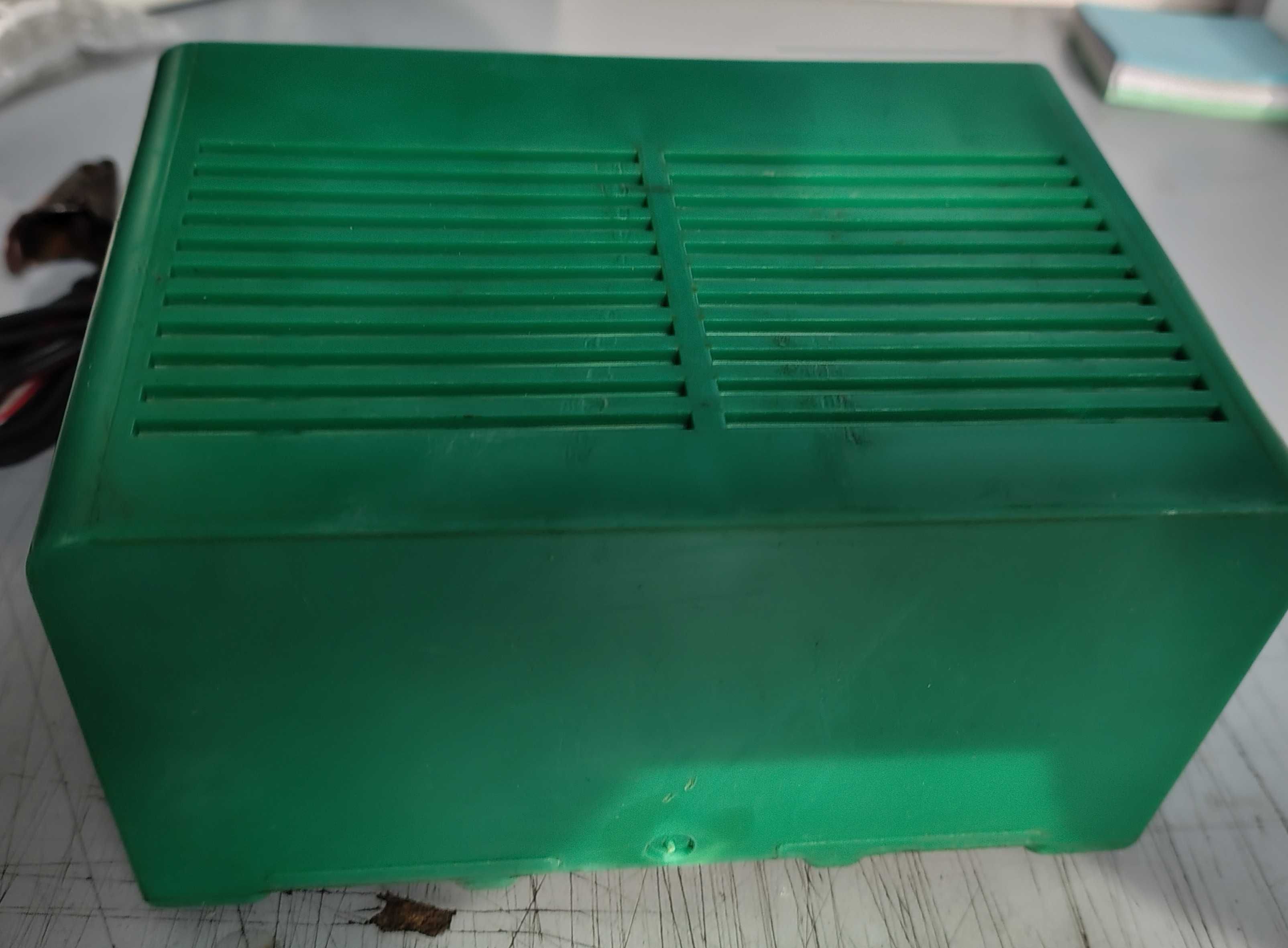 Mały prostownik transformatorowy firmy DAV. Made in France.
